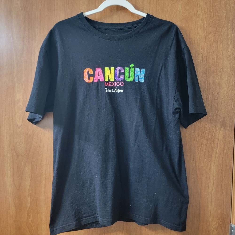 BOGO Cancun Mexico Isla Mujeres Black Embroidered Short Sleeve Tee Size Medium